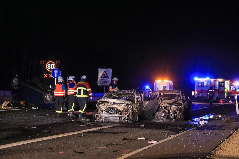 Unfall-Drama auf der A3 bei Nürnberg - Bilder vom Bergungseinsatz.