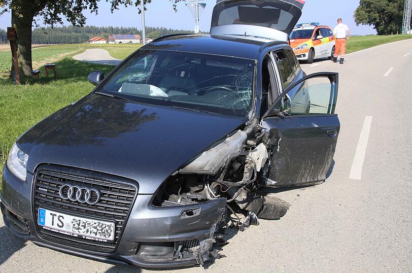 In Emertsham (Landkreis Traunstein) ereignete sich am Sonntag ein tödlicher Verkehrsunfall. Zwei Motorräder sind dabei in einen Audi gerast, ein Mann wurde dabei getötet.