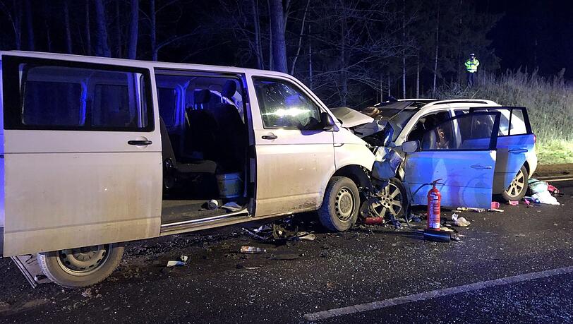 Nach diesem schrecklichen Unfall auf der B2 bei Wernsbach kamen eine Frau und drei Kinder ums Leben, nur der Vater überlebte. Nach diesem schrecklichen Unfall auf der B2 bei Wernsbach kamen eine Frau und drei Kinder ums Leben, nur der Vater überlebte.