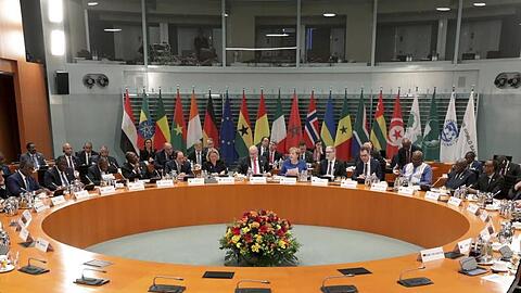 Am runden Tisch: Bundeskanzlerin Angela Merkel (CDU, M.) bei der Konferenz "Compact with Africa" im Bundeskanzleramt.