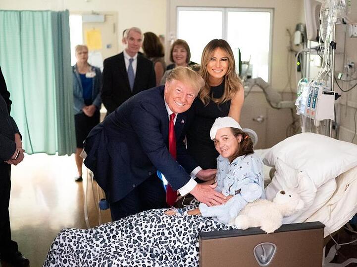 Die Art und Weise, wie Donald Trump und seine Frau Melania mit den Opfern im Krankenhaus für Fotos posierten, macht sich Kritik breit.