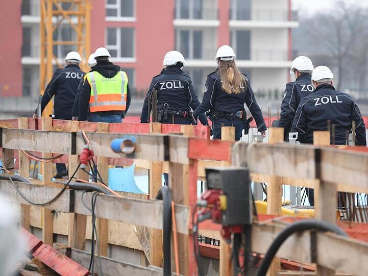 Mit mehr Befugnissen und mehr Personal für den Zoll will die Bundesregierung illegale Beschäftigung vermehrt bekämpfen.