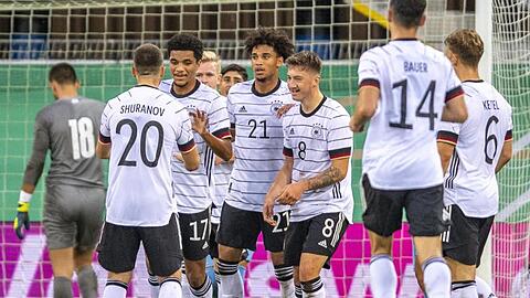 Die U21-Spieler feiern den Sieg gegen das Team aus Israel.
