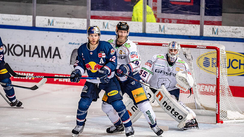 Ben Smith (EHC Red Bull Muenchen), und Nicholas B. Jensen (Eisbaeren Berlin) vor dem Tor von Mathias Niederberger.