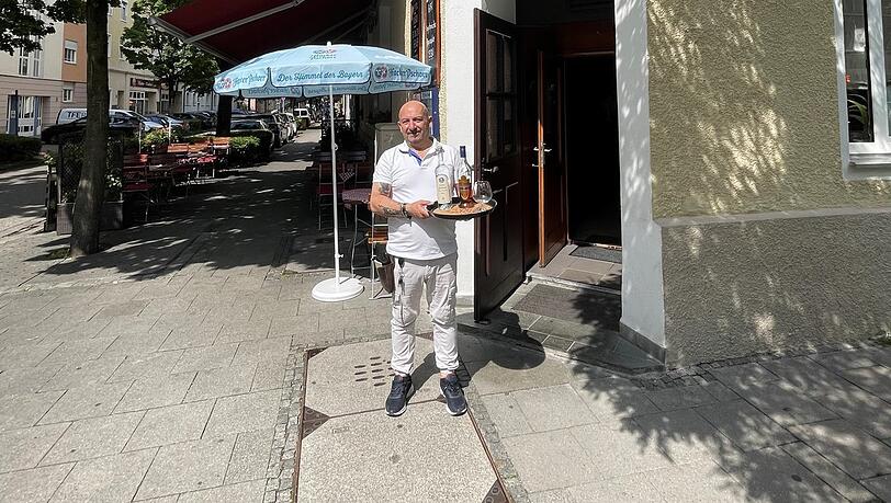 Schatten-Oase: Dimitros Tellios und seine Frau Georgia sind die neuen Wirte der Taverna Kreta.