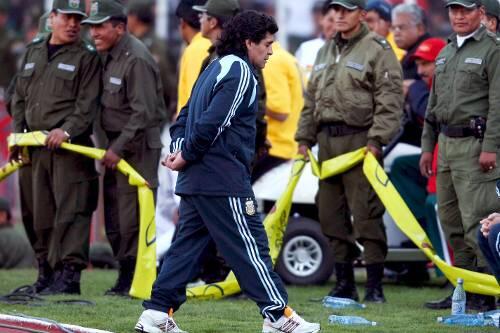 Geht gefrustet vom Platz nach der Pleite gegen Bolivien: Argentiniens Coach Diego Maradona.