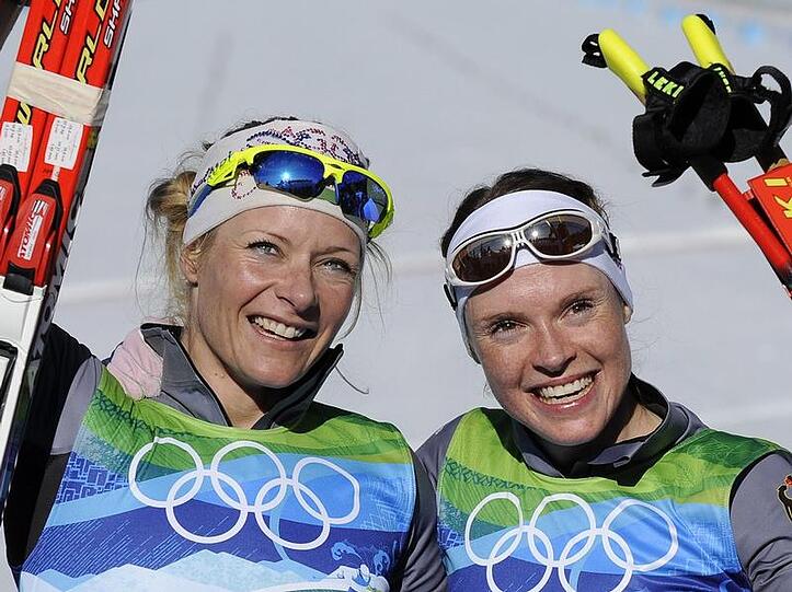 Claudia Nystad (l) und Evi Sachenbacher-Stehle liegen sich nach dem Gold-Lauf in den Armen.