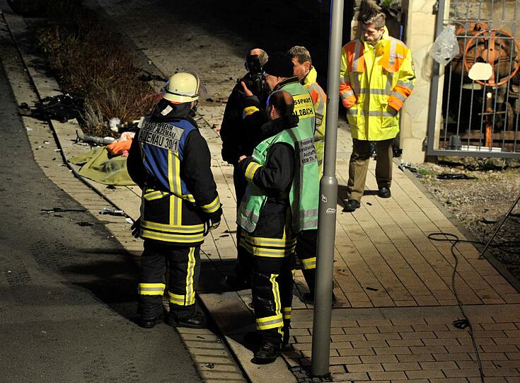 Einen Tag nach dem tragischen Unfall mit zwei Toten im unterfränkischen Alzenau ist die Ursache weitgehend geklärt. Die Ärzte gehen von einem Schlaganfall beim Unfallverursacher aus. Der 51-jährige Autofahrer soll einen Schlaganfall erlitten haben, bevor er gegen eine Mauer prallte und in eine vierköpfige Familie, die gerade einen Sonntagsspaziergang machte, raste. Dabei starben die 36 Jahre alte Mutter und ihr siebenjähriger Sohn. Der 44 Jahre alte Vater und der jüngere, fünfjährige Sohn wurden schwer verletzt.