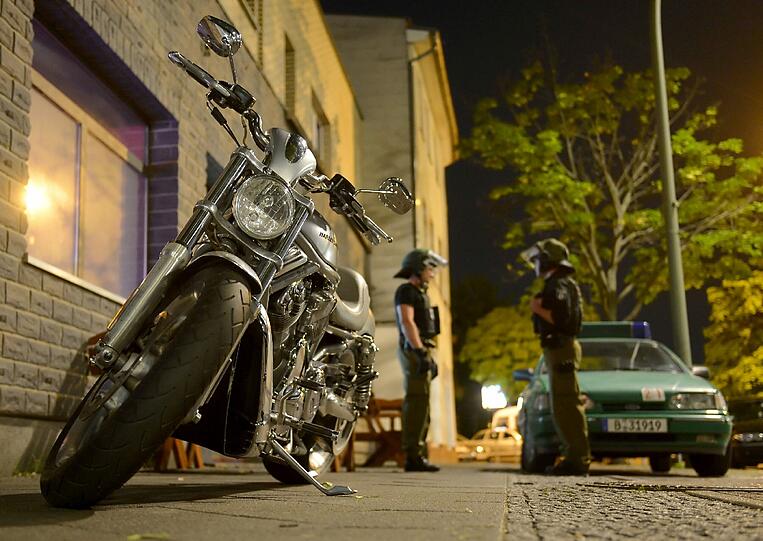 Razzia bei den Hells Angels: Poliziten verladen Motorräder, Bilder und andere Beweismittel und räumen ein Rocker-Clubhaus in Berlin aus. Die Bilder