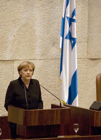 Auch politisch ist 2008 ein bewegtes Jahr: Vor dem israelischen Parlament, der Knesset, hält die Kanzlerin eine Rede, die bis heute ihre Wirkung entfaltet. Sie bezeichnet Deutschlands historische Verantwortung für die Judenverfolgung als «Teil der Staatsräson meines Landes».