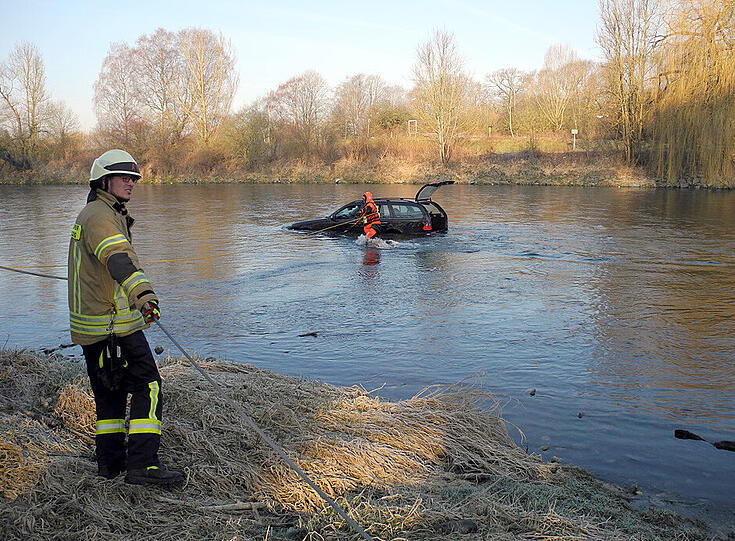 Fahrzeugbergung an der Isar &ndash; die Bilder vom Feuerwehreinsatz.