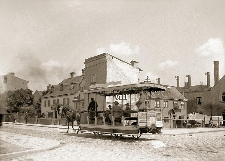 1895: Das ist ein Sommerwagen der Pferdetrambahn in Haidhausen, genauer gesagt in der Rosenheimer Straße, Ecke Steinstraße.