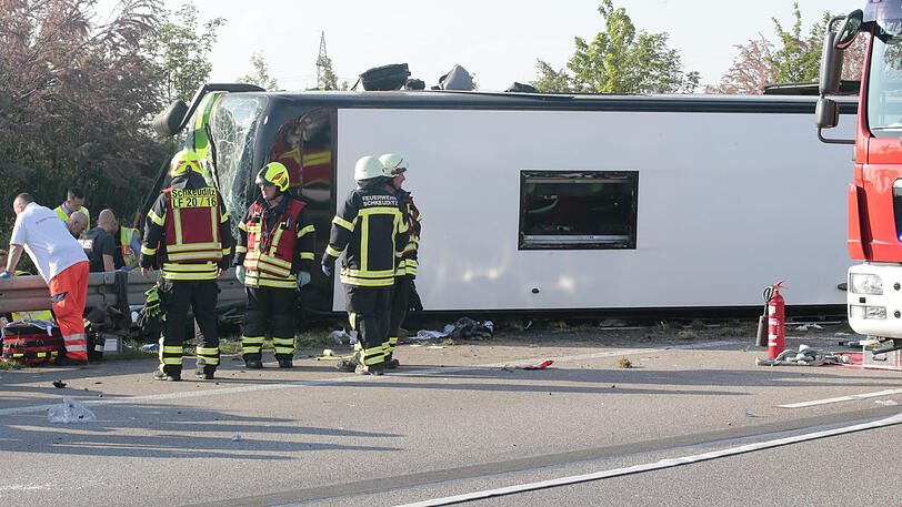 Bilder vom Unfallort auf der A9, wo sich ein Flixbus überschlagen hat. Ein Fahrgast ist ums Leben gekommen, etliche weitere erlitten zum Teil schwerste Verletzungen.