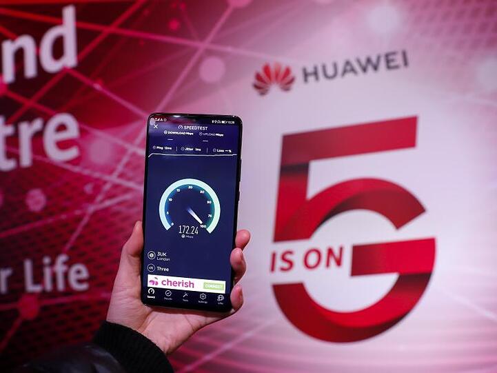 Ein Mitarbeiter testet mit einem Huawei 5G-Handy im Huawei 5G Innovation and Experience Center die Geschwindigkeit.
