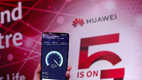 Ein Mitarbeiter testet mit einem Huawei 5G-Handy im Huawei 5G Innovation and Experience Center die Geschwindigkeit.