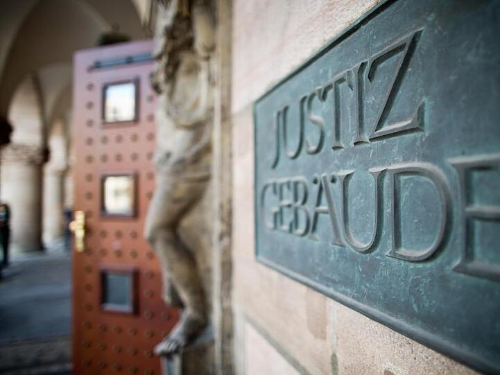 Ein Schild mit der Aufschrift "Justizgebäude" ist am Landgericht Nürnberg-Fürth zu sehen. Foto: Daniel Karmann/Archiv