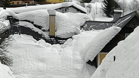 Weiße Wand: Von den Dächern gerutschter Schnee hat im österreichischen Ort Lackenhof Autos und Hauseingänge unter sich begraben.