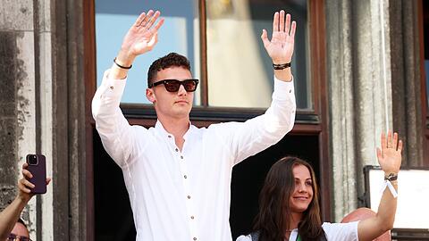 Bayerns Benjamin Pavard jubelt auf dem Rathaus-Balkon.