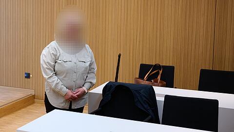 Die Angeklagte steht vor Prozessbeginn im Strafjustizzentrum im Gerichtssaal. Wegen des Vorwurfs k&ouml;rperlicher wie seelischer Misshandlung von Krippenkindern muss sich eine Erzieherin vor dem Amtsgericht M&uuml;nchen verantworten. (zu dpa: &laquo;Schwere Misshandlungsvorw&uuml;rfe gegen Krippenerzieherin&raquo;)