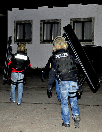SEK-Einsatz in Aschau am Inn: Schüsse waren in einer Wohnung gefallen. Die Polizei überwältigte einen Mann mit Schreckschusspistole.