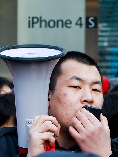 China ist für Apple der am schnellsten wachsende Markt und &bdquo;ein Gebiet mit enormen Möglichkeiten&ldquo;, wie CEO Tim Cook im Oktober sagte. Ein Sechstel des weltweiten Apple-Absatzes läuft inzwischen in China. Die Geräte werden auch in China hergestellt.