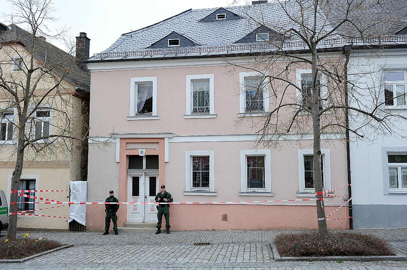 Ein Hinterhof in Lichtenberg: Die Polizei geht neuen Hinweisen nach und sucht nach der Leiche der vermissten Peggy