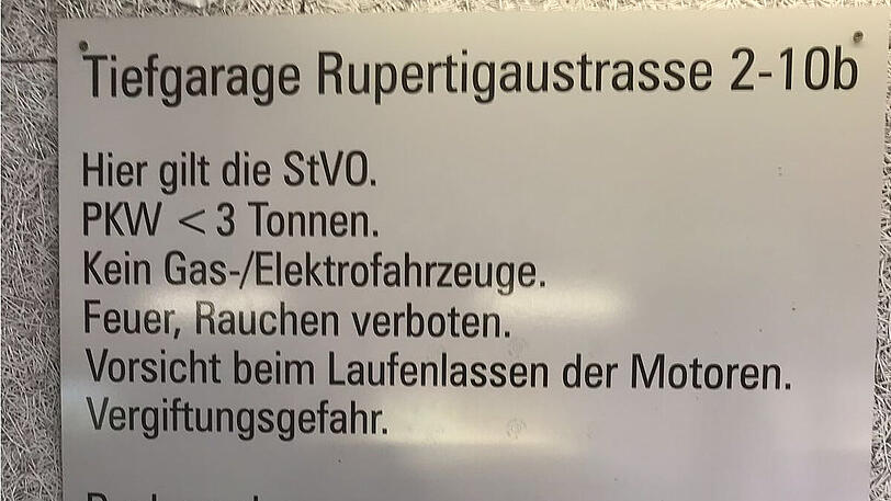 Dieser Aushang an der Rupertigaustraße verbietet die Einfahrt von E-Autos.