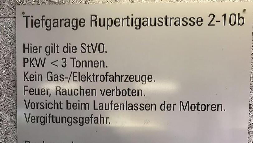 Dieser Aushang an der Rupertigaustraße verbietet die Einfahrt von E-Autos. Dieser Aushang an der Rupertigaustraße verbietet die Einfahrt von E-Autos.