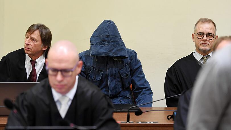 Der Angeklagte Carsten S. (m.) und seine Anwälte Johannes Pausch (l.) und Jacob Hösl (r.) sitzen im Oberlandesgericht München im NSU-Prozess.