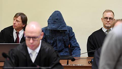 Der Angeklagte Carsten S. (m.) und seine Anwälte Johannes Pausch (l.) und Jacob Hösl (r.) sitzen im Oberlandesgericht München im NSU-Prozess.