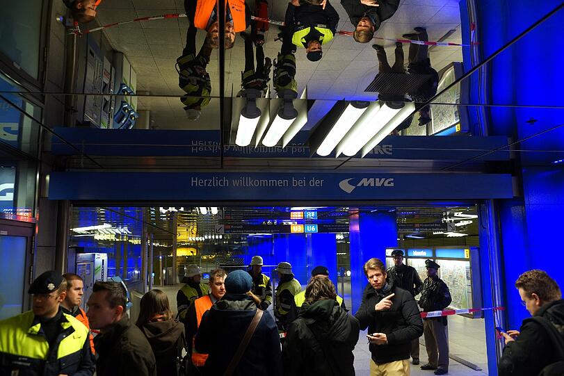 Weitere Bilder vom Feuerwehreinsatz an der U-Bahn-Haltestelle "Münchner Freiheit".