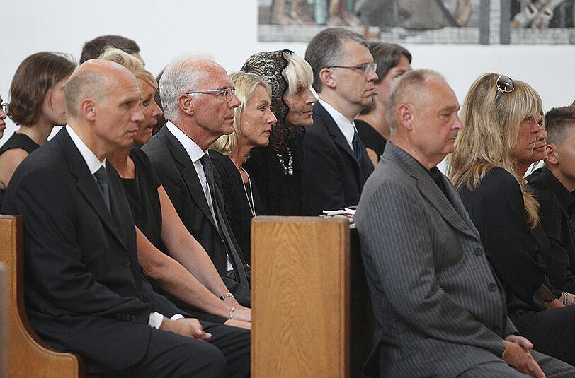 Abschiednehmen von Stephan Beckenbauer: Der Sohn von Fußballlegende Franz Beckenbauer wurde am Freitag beerdigt. Die Bilder der Trauerfeier zum Durchklicken.