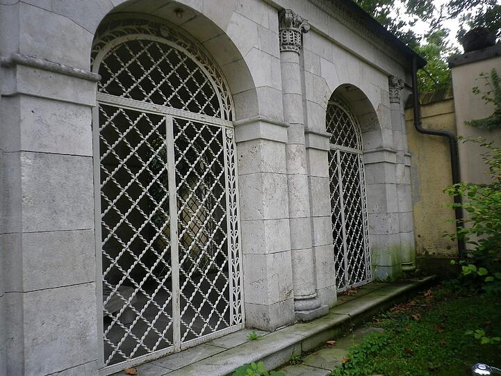 Kein würdiges Erinnern: Bilder von der sanierungsbedürftigen Gruft des &bdquo;Malerfürsten&ldquo; Franz von Lenbach auf dem Westfriedhof.