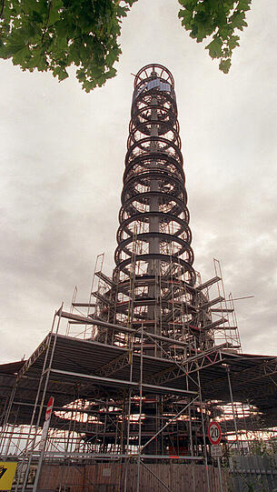 1999 wird an dem Messeturm noch gewerkelt.