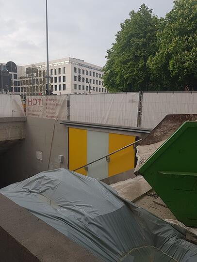 Blick hinter den Bauzaun. Blick hinter den Bauzaun.