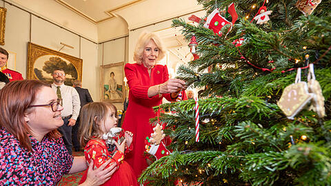 Queen Consort Camilla dekoriert gemeinsam mit kranken Kindern den Weihnachtsbaum im Clarence House