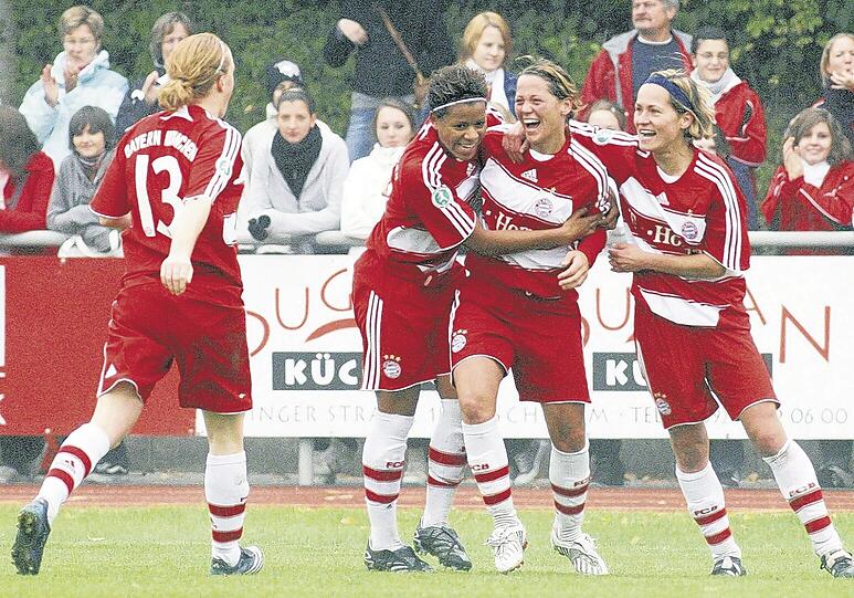 Momentan haben sie viel Spaß am Fußball: Die Bayern-Frauen Melanie Behringer, Sylvie Banecki, Bianca Rech, Tanja Wörle (von links nach rechts).