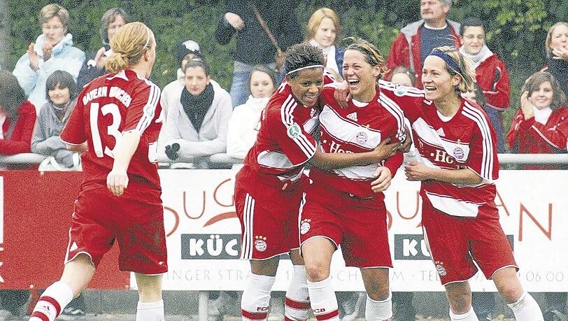 Momentan haben sie viel Spaß am Fußball: Die Bayern-Frauen Melanie Behringer, Sylvie Banecki, Bianca Rech, Tanja Wörle (von links nach rechts). Momentan haben sie viel Spaß am Fußball: Die Bayern-Frauen Melanie Behringer, Sylvie Banecki, Bianca Rech, Tanja Wörle (von links nach rechts).
