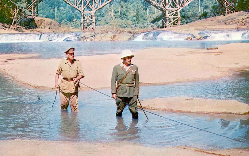 Sinnbild des Krieges: Colonel Nicholson (Sir Alec Guinnes, links) baut eine Brücke für den Feind. Sinnbild des Krieges: Colonel Nicholson (Sir Alec Guinnes, links) baut eine Brücke für den Feind.