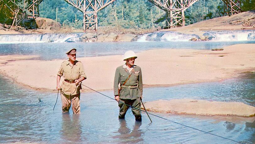 Sinnbild des Krieges: Colonel Nicholson (Sir Alec Guinnes, links) baut eine Brücke für den Feind. Sinnbild des Krieges: Colonel Nicholson (Sir Alec Guinnes, links) baut eine Brücke für den Feind.