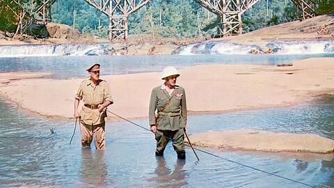 Sinnbild des Krieges: Colonel Nicholson (Sir Alec Guinnes, links) baut eine Br&uuml;cke f&uuml;r den Feind.