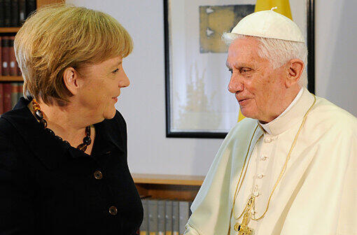 Bundeskanzlerin Angela Merkel (CDU) wünschte Papst Benedikt für &bdquo;sein weiteres Wirken zum Wohle aller Menschen in der Welt gute Gesundheit sowie Gottes reichen Segen.&ldquo;