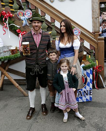 Xabi Alonso mit Ehefrau Nagore, Sohn John und den Töchtern Emma und Ane.