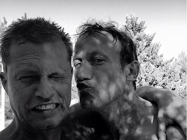 Til Schweiger (l.) scheint über den Kuss von Kollege Wotan Wilke Möhring (r.) nicht begeistert zu sein
