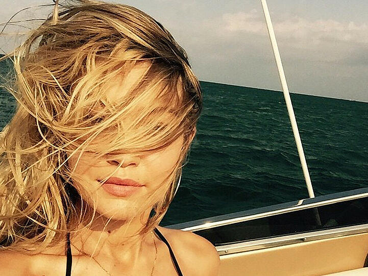 Gigi Hadid genießt sichtlich die Sonne, ihre Haare wehen dem Model ins Gesicht