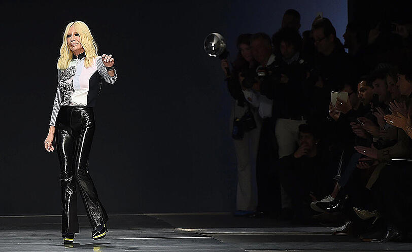 Kaum eine Show wurde so heiß erwartet, wie die von Versace. Die Bilder.