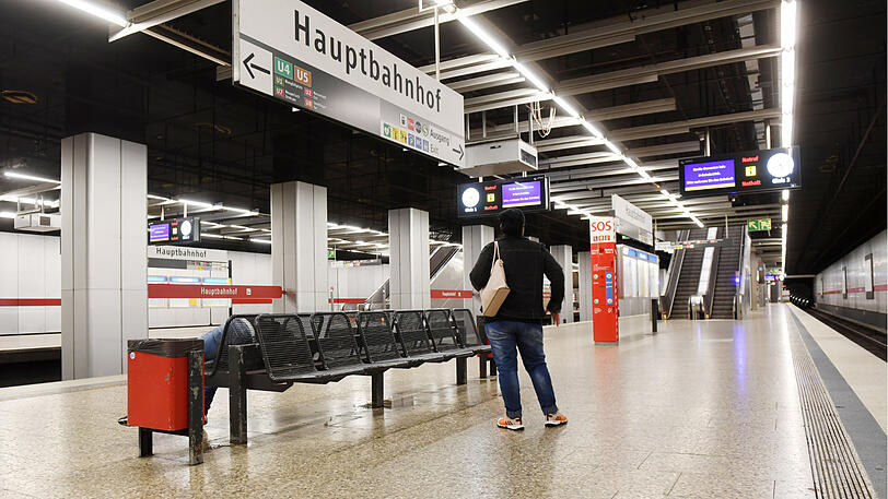 Einsam und verlassen: Eine Frau steht in den frühen Morgenstunden während des Warnstreiks im Münchner Nahverkehr am Bahnsteig der U-Bahnhaltestelle "Hauptbahnhof".