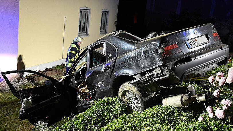 Der 48-Jährige aus Gangkofen wurde durch den Aufprall im seinem BMW eingeklemmt, musste von den Einsatzkräften der Feuerwehr befreit werden und kam schwer verletzt ins Krankenhaus Mühldorf.
