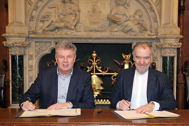 Der Dirigent Valery Gergiev (r.) mit Oberbürgermeister Dieter Reiter 2018 bei der Verlängerung des Vertrags im Rathaus. (Archivbild) Der Dirigent Valery Gergiev (r.) mit Oberbürgermeister Dieter Reiter 2018 bei der Verlängerung des Vertrags im Rathaus. (Archivbild)