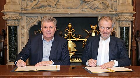 Der Dirigent Valery Gergiev mit Oberbürgermeister Dieter Reiter 2018 bei der Verlängerung des Vertrags im Rathaus.